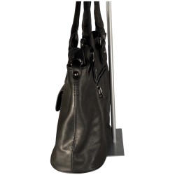 Sac à main, sac bandoulière de marque NANUCCI de couleur noir. 4