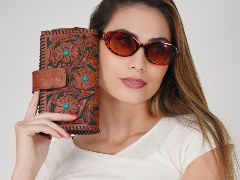 Qu'est-ce qu'un Compagnon en Maroquinerie ? Guide Complet